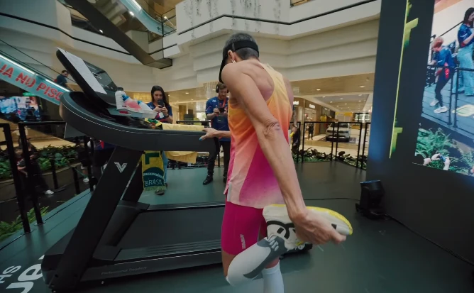 7 Days, 866 km! Brazilian Ultramarathoner Breaks World Record on a "Made in China" Treadmill 1 ultrarunner Debora Simas and her treadmill